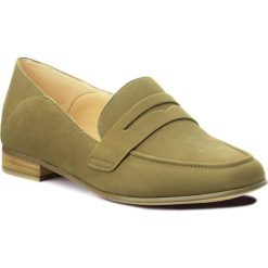 Półbuty CLARKS - Pure Iris 261379524 Khaki Nubuck. Zielone półbuty damskie Clarks, na co dzień, bez wzorów, ze skóry, bez obcasa, na płaskiej podeszwie, bez zapięcia. W wyprzedaży za 299,00 zł.