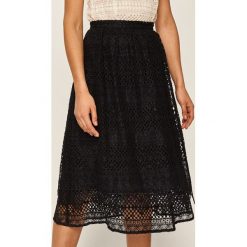 Tommy Hilfiger - Spódnica. Niebieskie spódniczki damskie TOMMY HILFIGER, na co dzień, l, w koronkowe wzory, z bawełny, casualowe, midi, rozkloszowane. W wyprzedaży za 549,90 zł.