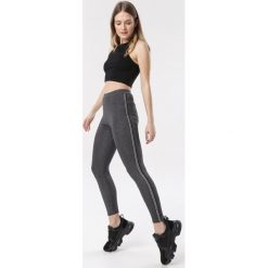 Ciemnoszare Legginsy Aeleomisa. Szare legginsy sportowe damskie Born2be, s, z napisami, z dzianiny, z podwyższonym stanem. Za 39,99 zł.