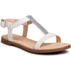 Sandały CLARKS - Bay Rosa 261493704 White Combi. Białe klapki damskie Clarks, z aplikacjami, ze skóry, bez obcasa, na obcasie. Za 299,00 zł.