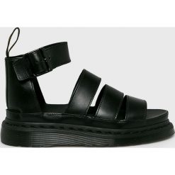 Dr Martens - Sandały. Czarne klapki damskie Dr. Martens, bez wzorów, ze skóry, bez obcasa, na szpilce. Za 579,90 zł.