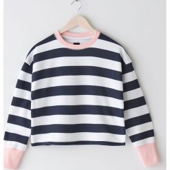 Bluza z kontrastowym wykończeniem -. Bluzy damskie Sinsay, s, bez wzorów, bez rękawów, bez kaptura. W wyprzedaży za 19,99 zł.