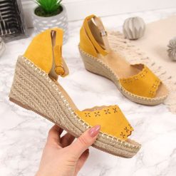 Sandały damskie espadryle na koturnie żółte eVento - żółty. Żółte espadryle damskie eVento, bez wzorów, bez obcasa, na koturnie, bez zapięcia. Za 99,99 zł.