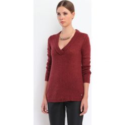 SWETER DŁUGI RĘKAW DAMSKI W SEREK. Szare bez kategorii marki Top Secret, na jesień, z dekoltem w serek. Za 49,99 zł.