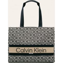 Calvin Klein - Torebka. Różowe torby damskie na zakupy Calvin Klein, w paski, z poliesteru, na ramię, duże, bez dodatków. W wyprzedaży za 479,90 zł.