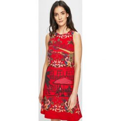 Desigual - Sukienka. Czerwone sukienki damskie Desigual, na co dzień, s, bez wzorów, z elastanu, casualowe, z okrągłym kołnierzem, bez rękawów, rozkloszowane. Za 299,90 zł.