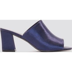 NA-KD Shoes Satynowe klapki mule na obcasie - Blue,Navy. Niebieskie chodaki damskie NA-KD Shoes, z satyny, na obcasie. W wyprzedaży za 80,98 zł.