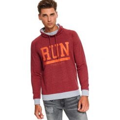 Bluza golf z nadrukiem. Czerwone bluzy męskie Top Secret, na zimę, s, z nadrukiem, z dzianiny, eleganckie, z golfem, bez rękawów, bez kaptura. W wyprzedaży za 44,99 zł.