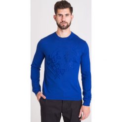 SWETER VERSACE JEANS. Niebieskie swetry męskie Versace Jeans, xxl, z nadrukiem, z jeansu, z okrągłym kołnierzem, bez kaptura. Za 449,50 zł.