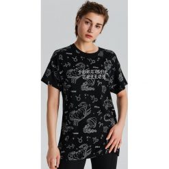 Koszulka z nadrukiem We are creators - Czarny. Czarne koszulki damskie Cropp, s, z nadrukiem, bez kołnierzyka, bez rękawów. Za 49,99 zł.