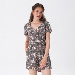 Kombinezon w kwiaty - Khaki. Brązowe kombinezony damskie House, s, w kwiaty, bez kołnierzyka, bez rękawów. Za 79,99 zł.