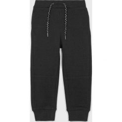Name it - Spodnie dziecięce 92-122 cm. Niebieskie spodnie chłopięce marki Name it, bez wzorów, z bawełny, casualowe. Za 59,90 zł.