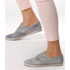 Szare Tenisówki Parla. Szare trampki i tenisówki damskie Multu, bez wzorów, bez zapięcia. Za 29,99 zł.