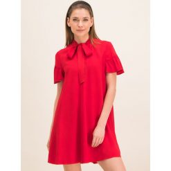 Sukienka koktajlowa Red Valentino SR0VAH40. Czerwone sukienki damskie Red Valentino, bez wzorów, z wiskozy, wizytowe, bez kołnierzyka, bez rękawów. W wyprzedaży za 959,00 zł.