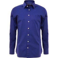 Hackett London PIECE DYED POPLIN SLIM FIT Koszula biznesowa dark blue. Niebieskie koszule męskie marki Hackett London, xl, bez wzorów, z bawełny, biznesowe, bez kołnierzyka, bez rękawów. Za 459,00 zł.