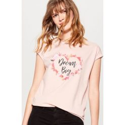 Bawełniana koszulka w kwiaty - Różowy. Czerwone t-shirty damskie marki Mohito, l, w kwiaty, z bawełny. W wyprzedaży za 29,99 zł.