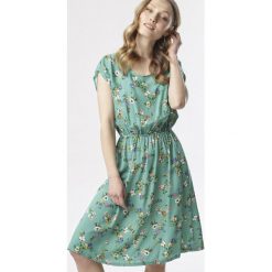 Zielona Sukienka Morgada. Zielone sukienki damskie Born2be, xl, bez wzorów, bez kołnierzyka, bez rękawów, mini. W wyprzedaży za 59,99 zł.