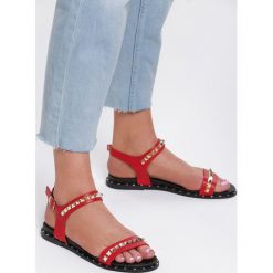 Czerwone Sandały Passionate Red. Czerwone sandały damskie Renee, w paski, bez obcasa, na płaskiej podeszwie, z paskami. Za 49,99 zł.