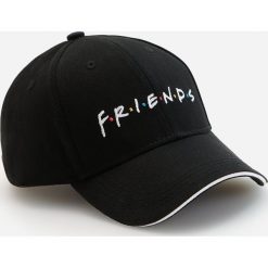 Bawełniana czapka z daszkiem Friends - Czarny. Czarne czapki męskie Reserved, bez wzorów, z bawełny. Za 49,99 zł.