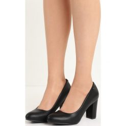 Czarne Czółenka In Your Arms. Czarne buty ślubne damskie marki Born2be, na obcasie. Za 39,99 zł.