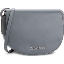 Torebka CALVIN KLEIN - Frame Med Saddle Bag K60K604451 008. Szare listonoszki damskie Calvin Klein, ze skóry ekologicznej. Za 449,00 zł.