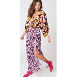Sukienki: NA-KD Boho Satynowa sukienka w mieszane wzory – Multicolor