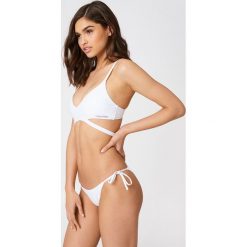 Calvin Klein Dół bikini z wiązaniem z boku Cheeky - White. Białe bikini marki Calvin Klein, z nadrukiem. W wyprzedaży za 101,48 zł.