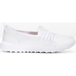 Sneakersy z pianką "youfoam" bonprix biały. Białe sneakersy damskie bonprix, z materiału. Za 74,99 zł.