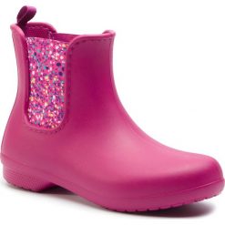 Kalosze CROCS - Freesail Chelsea Boot W 204630 Berry/Dots. Różowe kalosze damskie Crocs, bez wzorów, z tworzywa sztucznego, bez obcasa. W wyprzedaży za 159,00 zł.