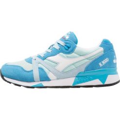 Diadora N9000 III Tenisówki i Trampki vivid blue/river blue/starlight blue. Niebieskie tenisówki damskie Diadora, ze skóry. W wyprzedaży za 356,85 zł.
