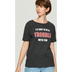 T-shirt z hasłem - Szary. Szare t-shirty damskie Sinsay, m. Za 19,99 zł.