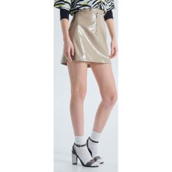 Winylowa mini spódnica - Beżowy. Brązowe spódniczki damskie Cropp, s, bez wzorów, mini. Za 79,99 zł.