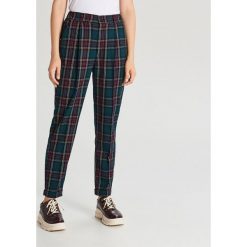 Garniturowe spodnie w kratkę - Khaki. Brązowe spodnie damskie Cropp. Za 89,99 zł.