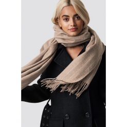 NA-KD Accessories Szalik Woven Pinstripe - Beige. Brązowe szaliki damskie marki NA-KD Accessories, bez wzorów, z materiału. Za 100,95 zł.