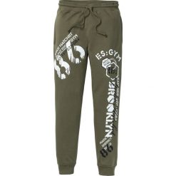 Spodnie dresowe bonprix ciemnooliwkowy. Zielone spodnie męskie bonprix, s, z nadrukiem, z dresówki. Za 99,99 zł.