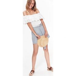 SZORTY W DROBNE PASKI Z WIĄZANIEM W PASIE W STYLU JESSICA MERCEDES. Szare bermudy damskie Top Secret, w paski. Za 29,99 zł.