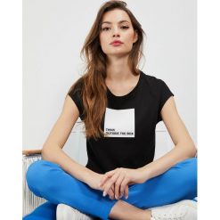 Bluzka bawełniana z napisem. Czarne bluzki damskie Moodo, xxl, z nadrukiem, z bawełny, z okrągłym kołnierzem, z krótkim rękawem. Za 29,99 zł.