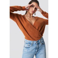 NA-KD Trend Sweter z kopertowym dekoltem - Brown,Copper. Brązowe swetry damskie marki NA-KD Trend, bez wzorów, bez rękawów, bez kaptura. Za 121,95 zł.
