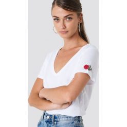 T-shirty damskie: NA-KD T-shirt z haftowaną różą - White