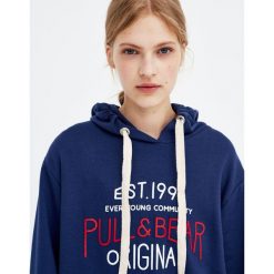 Bluza z logo P&B. Różowe bluzy damskie Pull&Bear, bez wzorów, bez rękawów, bez kaptura. Za 89,90 zł.