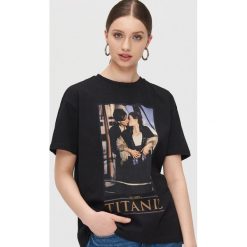 Koszulka z motywem z filmu Titanic - Czarny. Czarne koszulki damskie Cropp, s, bez wzorów, bez kołnierzyka, bez rękawów. Za 59,99 zł.