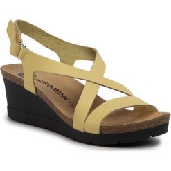 Sandały DR. BRINKMANN - 710710 Gelb 6. Żółte klapki damskie Dr. Brinkmann, bez wzorów, ze skóry, bez obcasa, na koturnie. Za 219,00 zł.
