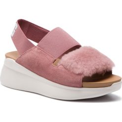 Sandały UGG - W Silverlake 1101919 W/Pdw. Różowe klapki damskie Ugg, bez wzorów, z zamszu, bez obcasa, na obcasie. W wyprzedaży za 319,00 zł.
