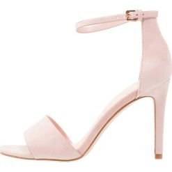 ALDO Wide Fit WIDE FIT FIOLLAW Sandały na obcasie bone. Czerwone sandały damskie marki ALDO Wide Fit, z materiału, na obcasie. Za 359,00 zł.