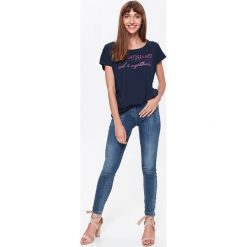 T-SHIRT DAMSKI Z NADRUKIEM, Z NAPISAMI. Szare t-shirty damskie Top Secret, z nadrukiem. Za 29,99 zł.