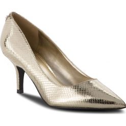 Szpilki GUESS - FLDES4 PEL08 GOLD. Żółte półbuty damskie Guess, z aplikacjami, ze skóry ekologicznej, eleganckie, bez obcasa, na obcasie, bez zapięcia. W wyprzedaży za 329,00 zł.