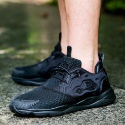 Buty Reebok Furylite (AR2783). Białe halówki męskie marki Reebok, z materiału. Za 113,99 zł.