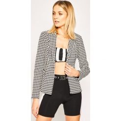 Żakiet Guess Yaram W01N65 K9HN0. Białe marynarki damskie Guess, m, z aplikacjami, z elastanu. W wyprzedaży za 519,00 zł.