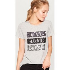 Koszulka z cekinową aplikacją - Jasny szar. Szare t-shirty damskie marki Mohito, l, z aplikacjami. W wyprzedaży za 39,99 zł.