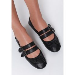Czarne Balerinki Catnip. Czarne baleriny damskie Renee, w paski, ze skóry, bez obcasa, na płaskiej podeszwie. Za 29,99 zł.
